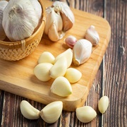 fresh raw garlic ready to cook